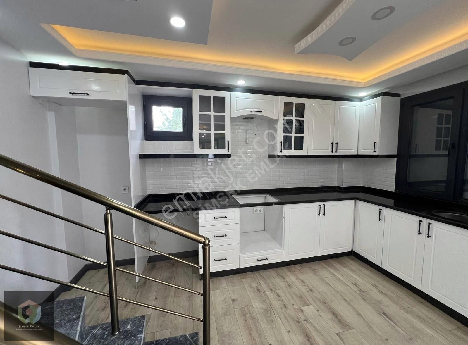 Marmaraereğlisi Yeniçiftlik Satılık Villa YENİÇİFTLİK SATILIK VİLLA DENİZE YAKIN PANJURLU 4+1 170m2 YAZLIK