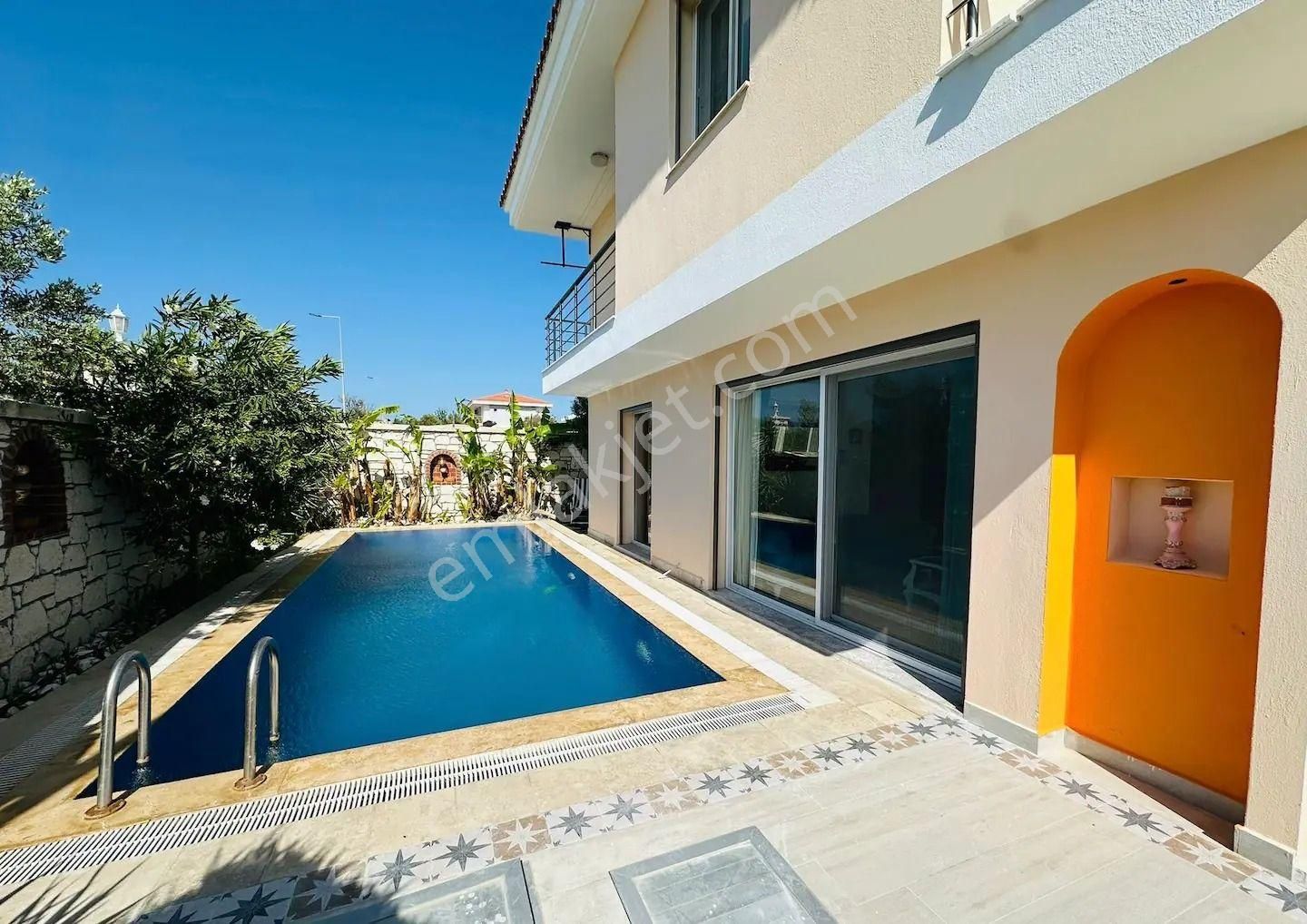 İzmir Çeşme Havuzlu Günlük Kiralık Villa  ALAÇATI'DA GÜNLÜK KİRALIK ÖZEL HAVUZLU SIFIR TADİLATLI 4+1 MÜSTAKİL TEK VİLLA