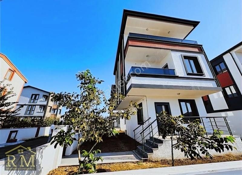 Marmaraereğlisi Yeniçiftlik Satılık Villa /RM HAVUZLU GENİŞ SALON GENİŞ ODALAR GENİŞ BAHÇELİ MÜSTAKİL...