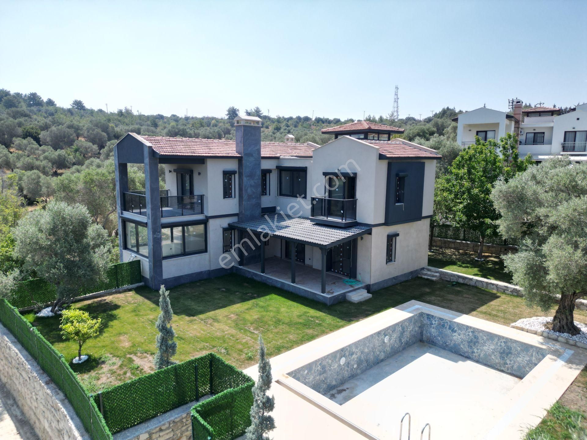 Kuşadası’nda 1 Dönüm Arsa İçinde Satılık Özel Havuzlu Villa