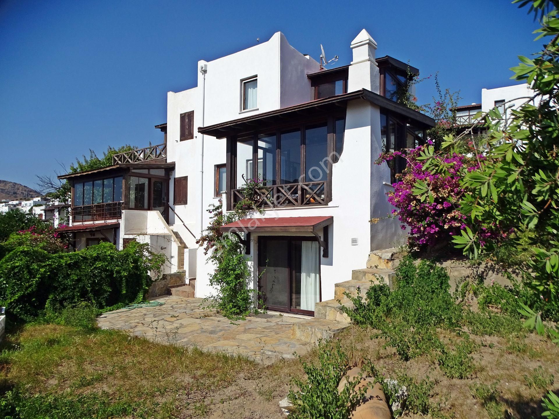 Bodrum Akyarlar Satılık Villa  BODRUM AKYARLAR DA MUHTEŞEM DENİZ VE ADALAR MANZARALI TRİPLEX