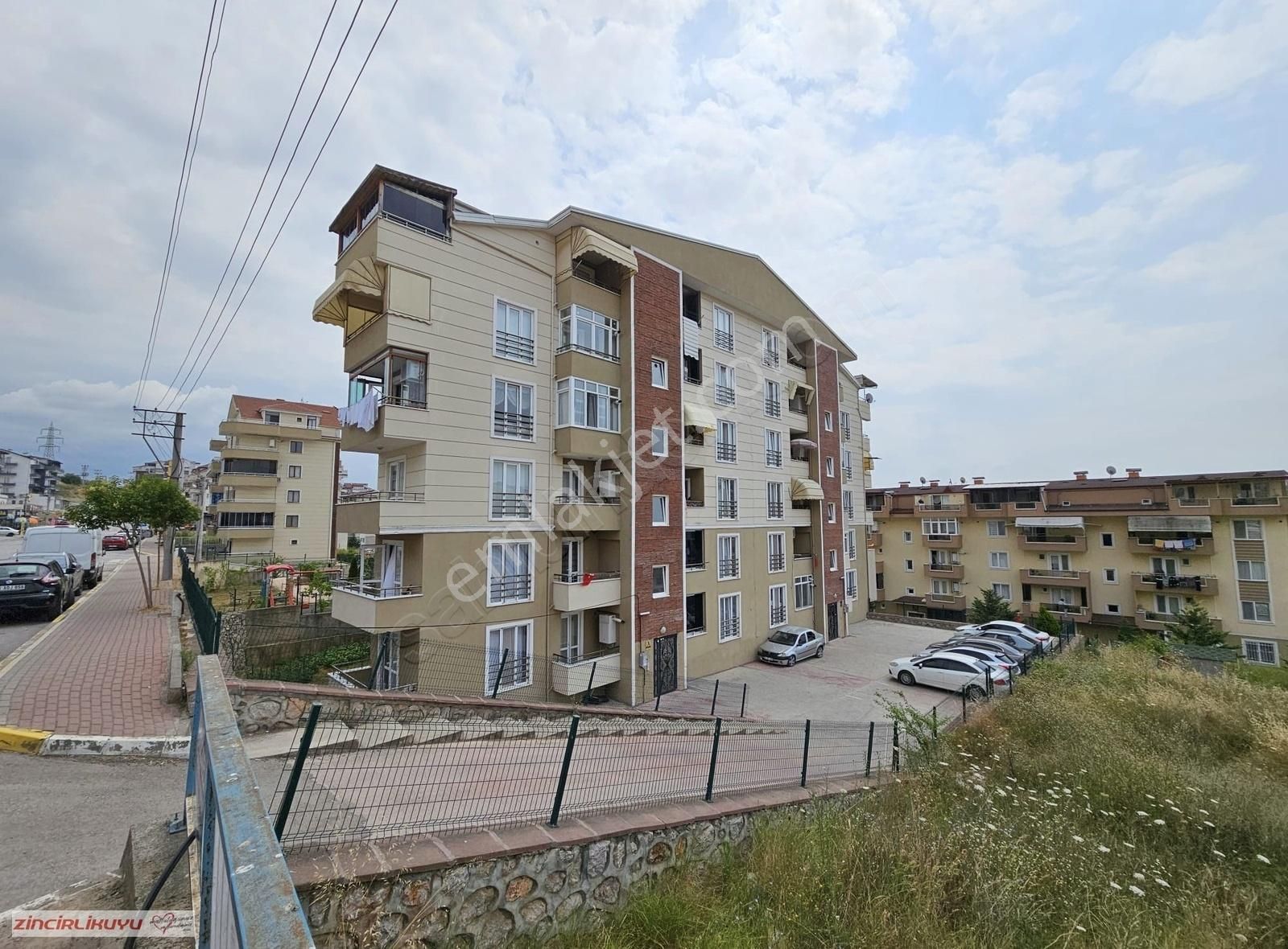 İzmit Gündoğdu Satılık Daire GÜNDOĞDU'DA BAĞOZOVA CD. CEPHE 2+1 ARAKAT 115 M2 DAİRE