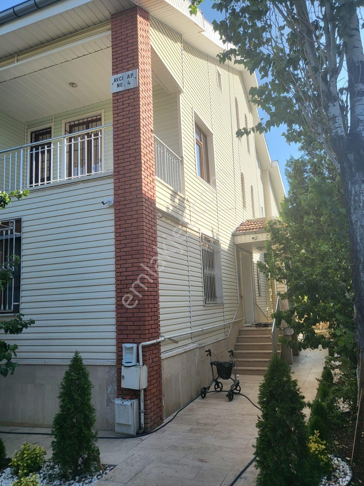 Selçuklu Erenköy Satılık Villa ERENKÖYDE  BAHCE İCİNDE 2.5 KATLİ