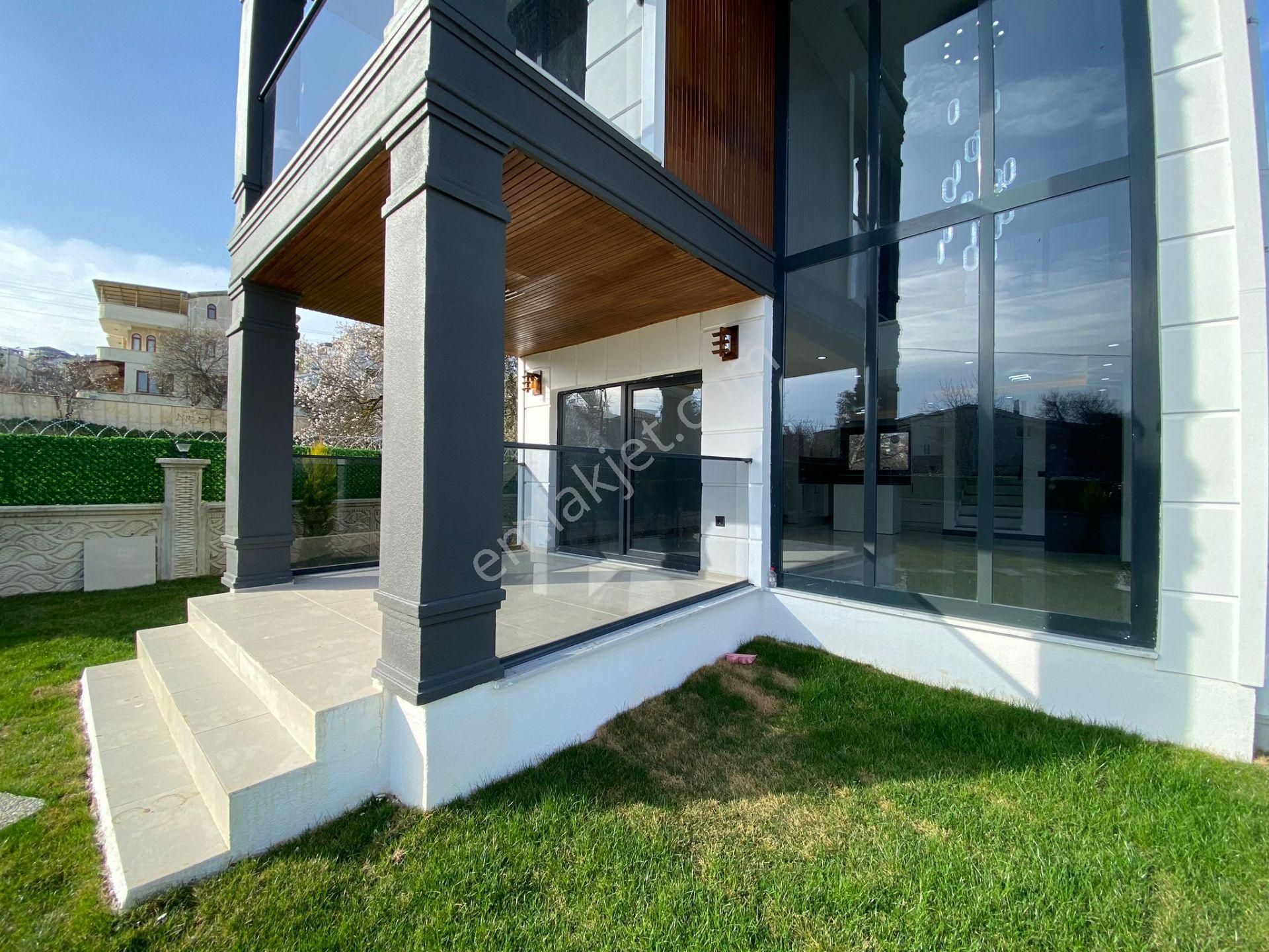 Sahile 300m Satılık Muhteşem 5+1 Lüx Villa - Görsel 12