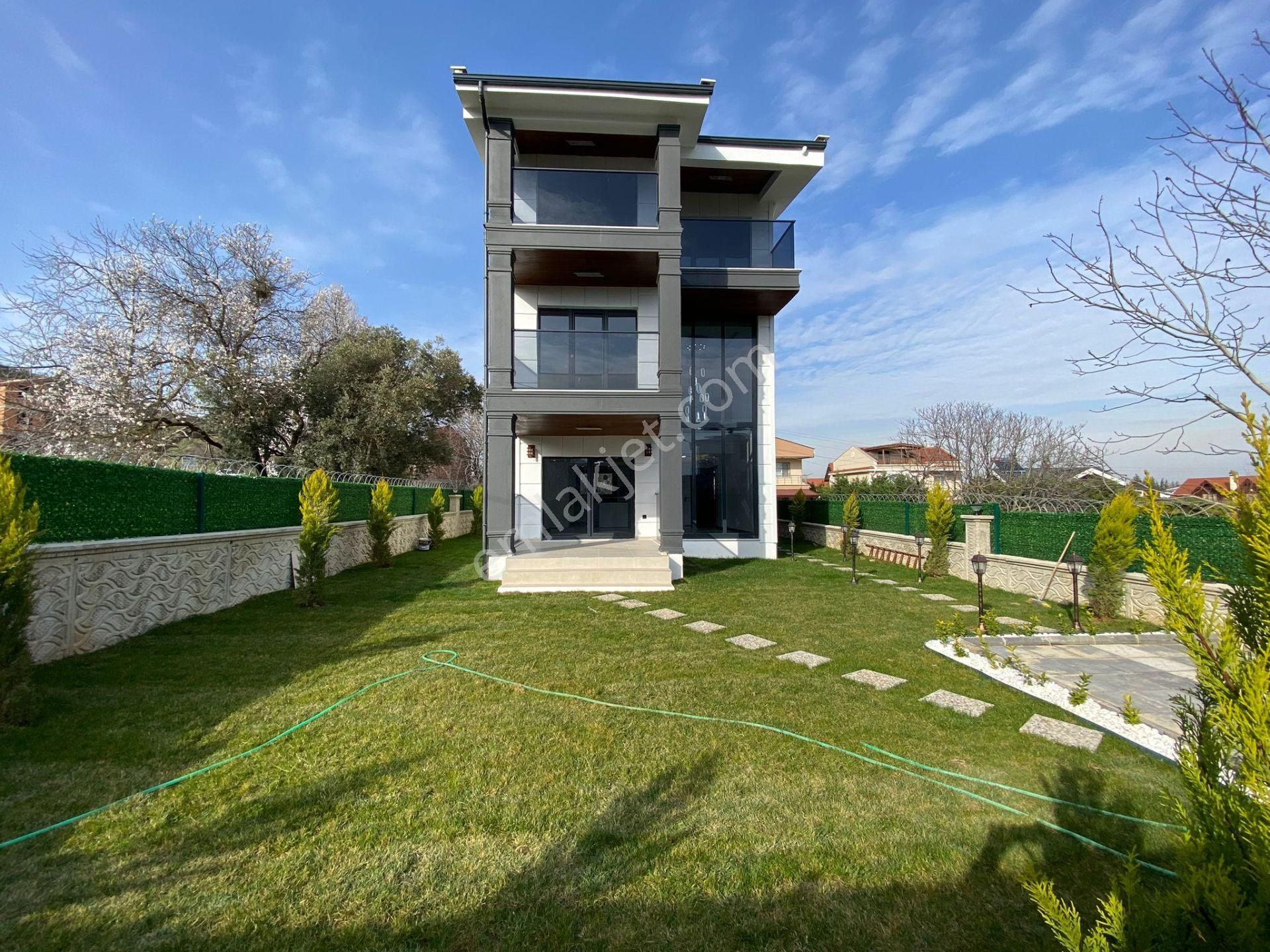 Sahile 300m Satılık Muhteşem 5+1 Lüx Villa - Görsel 2