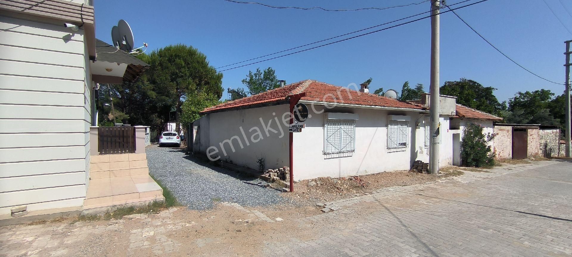 Edremit Kızılkeçili Satılık Müstakil Ev  kızıl keçili köyünde bahçeli müstakil ev