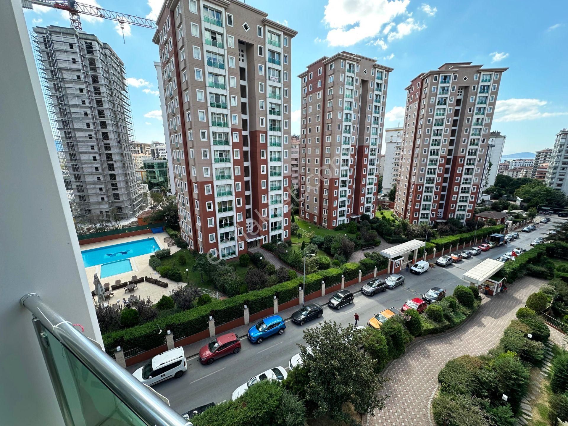 Kadıköy Bostancı Satılık Residence  BOSTANCI CİTY KONUTLARI 5.KAT EBEVEYNLİ TEMİZ 180m2 SATILIK 4+1