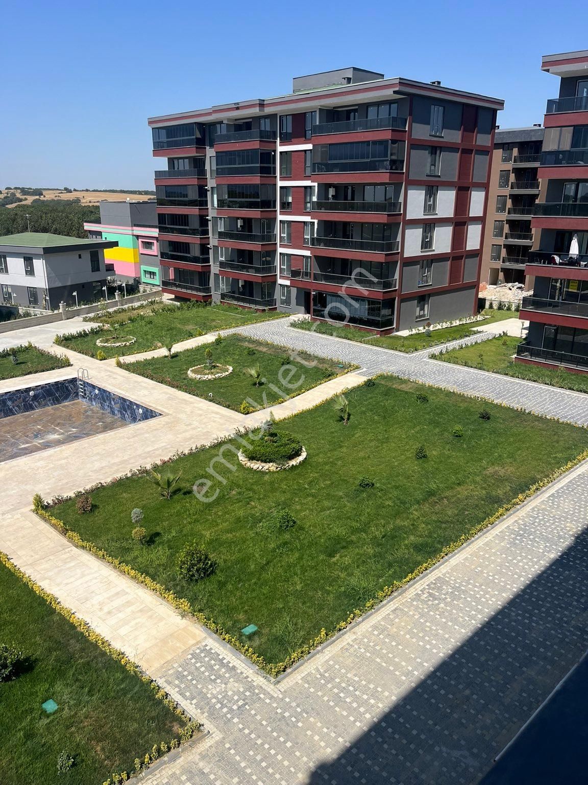 Çerkezköy Cumhuriyet Satılık Daire Çerkezköy de lüks site içinde satılık 4+1 giriş kat 170 metre