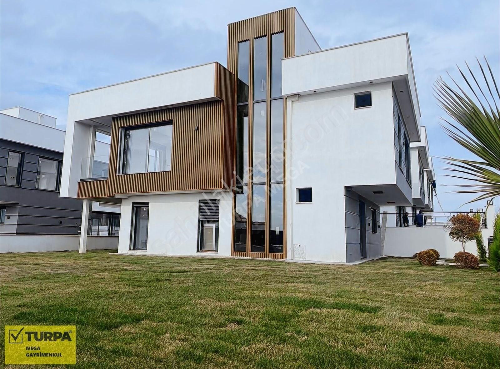 Menemen Villakent Satılık Villa VİLLAKENT'TE SİTE İÇİNDE HAVUZLU 3+1 170 M2 ULTRA LÜX VİLLA