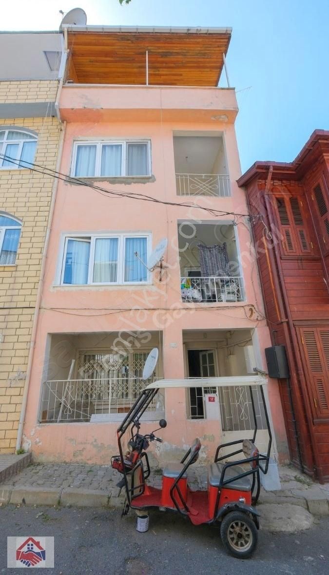 Adalar Heybeliada Satılık Bina HEYBELİADA DA SAHİLE YAKIN DÖRT KATLI TERASLI SATILIK APARTMAN