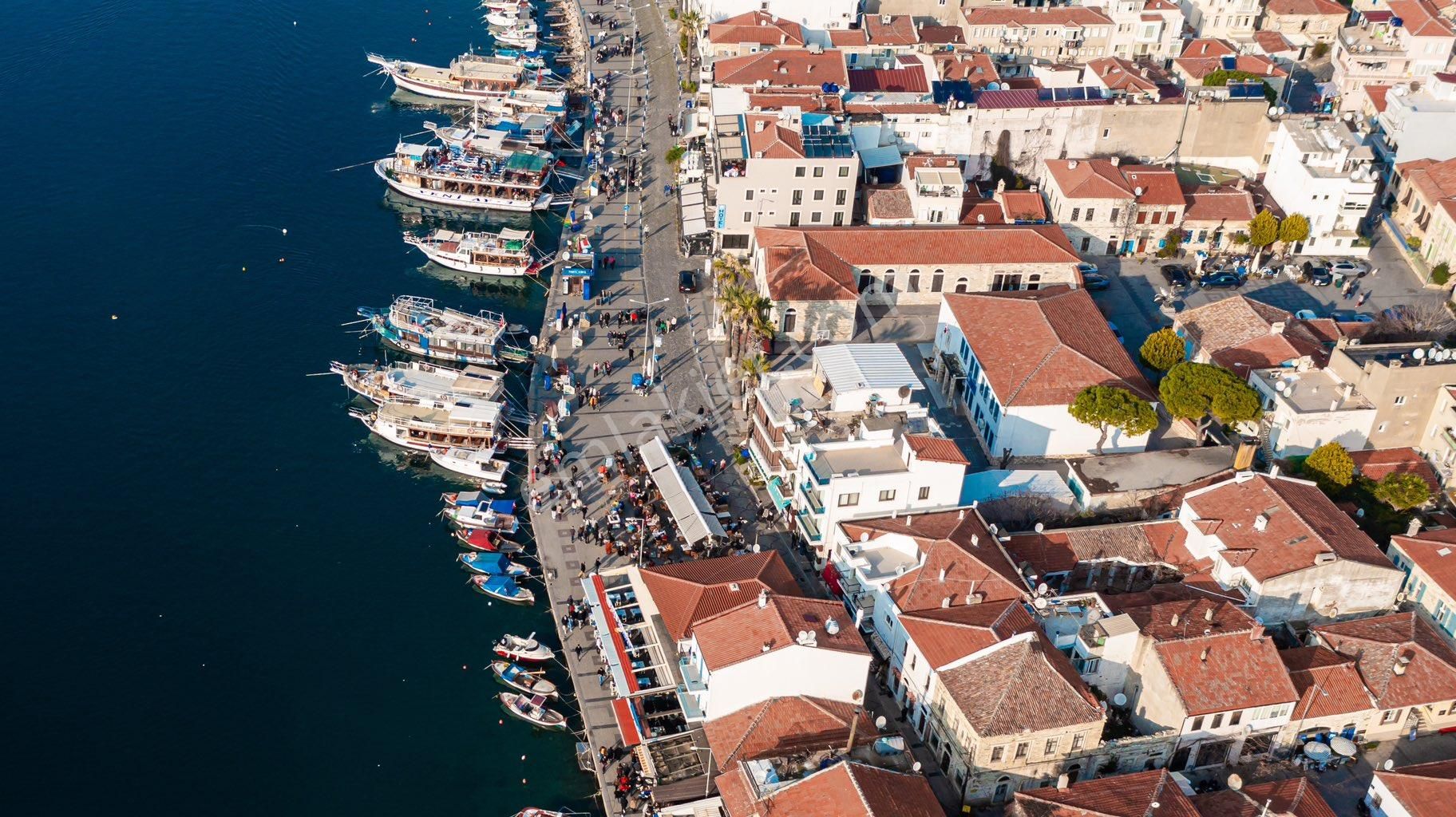 Foça Fevzipaşa Satılık Müstakil Ev Eskifoça Fevzipaşa Mahallesinde Satılık Müstakil Ev Arsa ve Dükkanlar