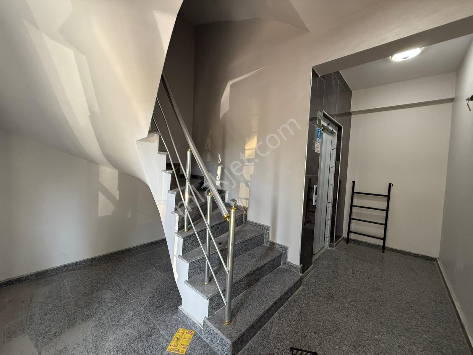 İstanbul Housedan Güngören'de Komple Satılık Ticari İmarlı Bina - Görsel 12