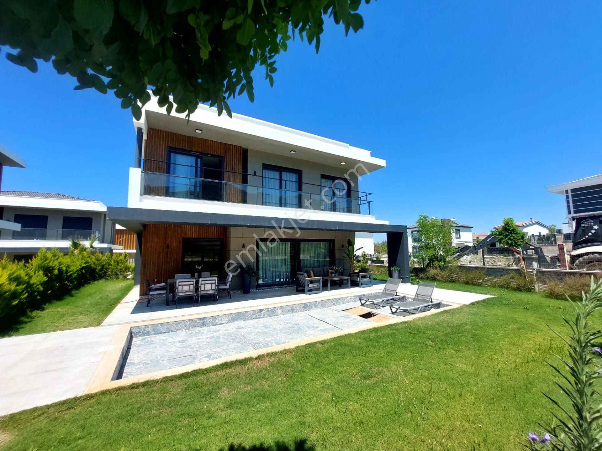 Kuşadası Güzelçamlı Satılık Villa Kuşadası'nda Özel Havuzlu Bahçeli Satılık 3+1 Müstakil Villa