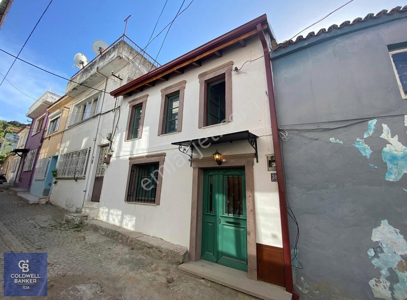 Ayvalık Gazi Kemal Paşa Satılık Müstakil Ev Ayvalık Parmak Çeşme'de Komple Yenilenmiş 136 m2 Bahçeli Rum Evi