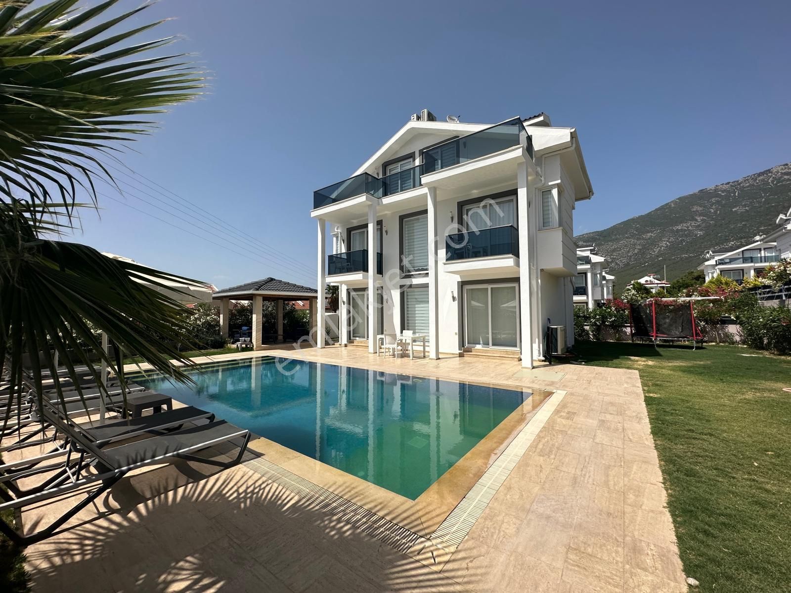 Fethiye Ölüdeniz Satılık Villa  OVACIK'TA 4 YATAK ODALI 620 M2 ARSA PAYLI LÜKS VİLLA