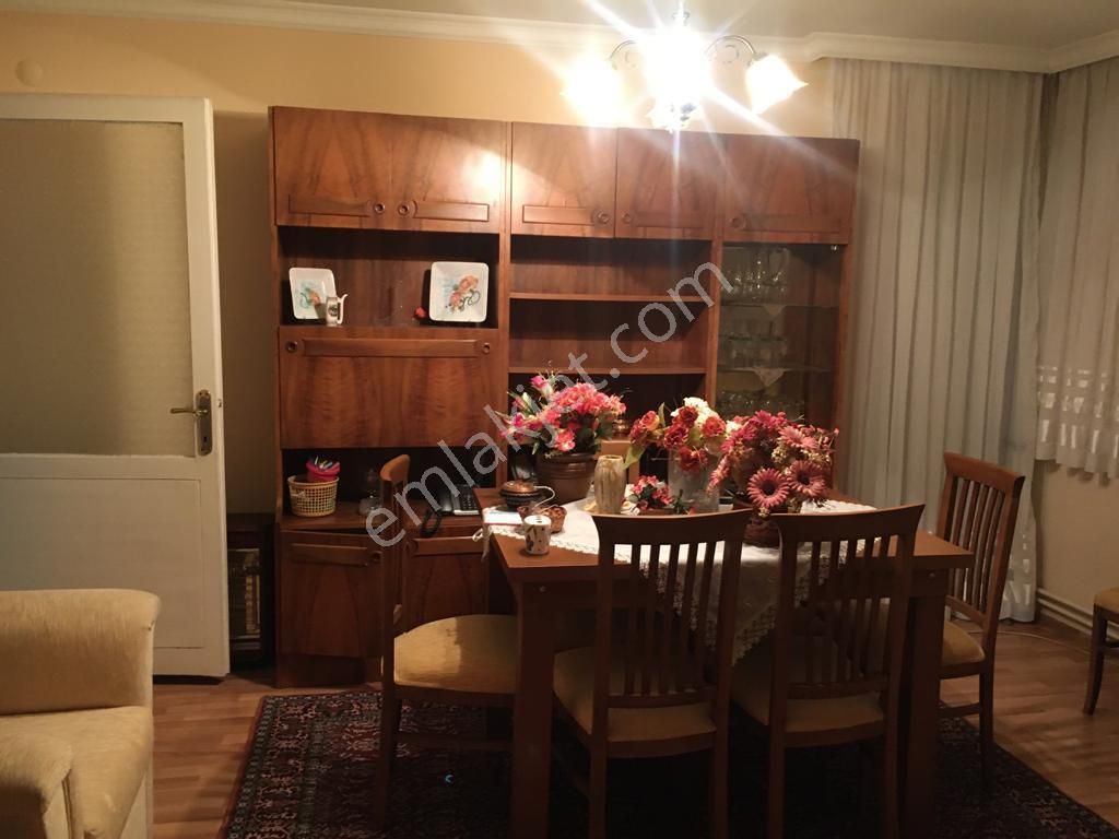 Göztepede 100/1 Sok Da 2 Ci Kat Asansörlü Otoparklı Köşe Daire Mevki Yerde - Görsel 11