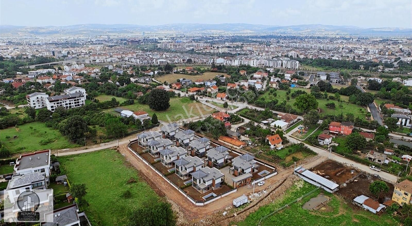 Kartepe Fatih Sultan Mehmet Satılık Villa KÖSEKÖY FATİH MAHALLESİNDE 250 M2 4+1 MÜSTAKİL HAVUZLU VİLLA