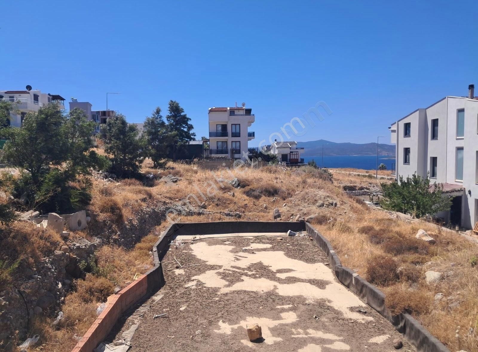 Karaburun Mordoğan Satılık Villa İmarlı MORDOGAN KAMUKENTTE MANAL KOYUNA CEPHE 3.5 KAT IMARLI ARSA