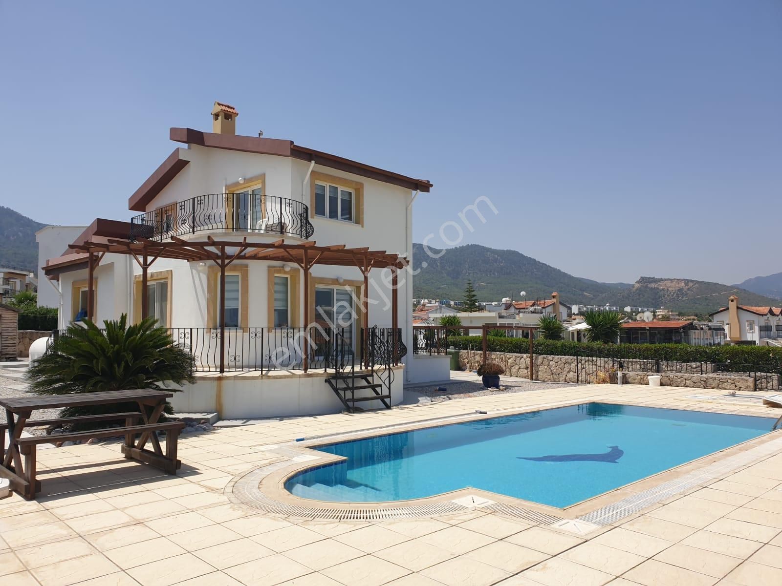 Girne Esentepe Köyü Satılık Villa Girne Küçük Erenköy Bölgesinde Deniz Manzaralı 3+1 Satılık Villa