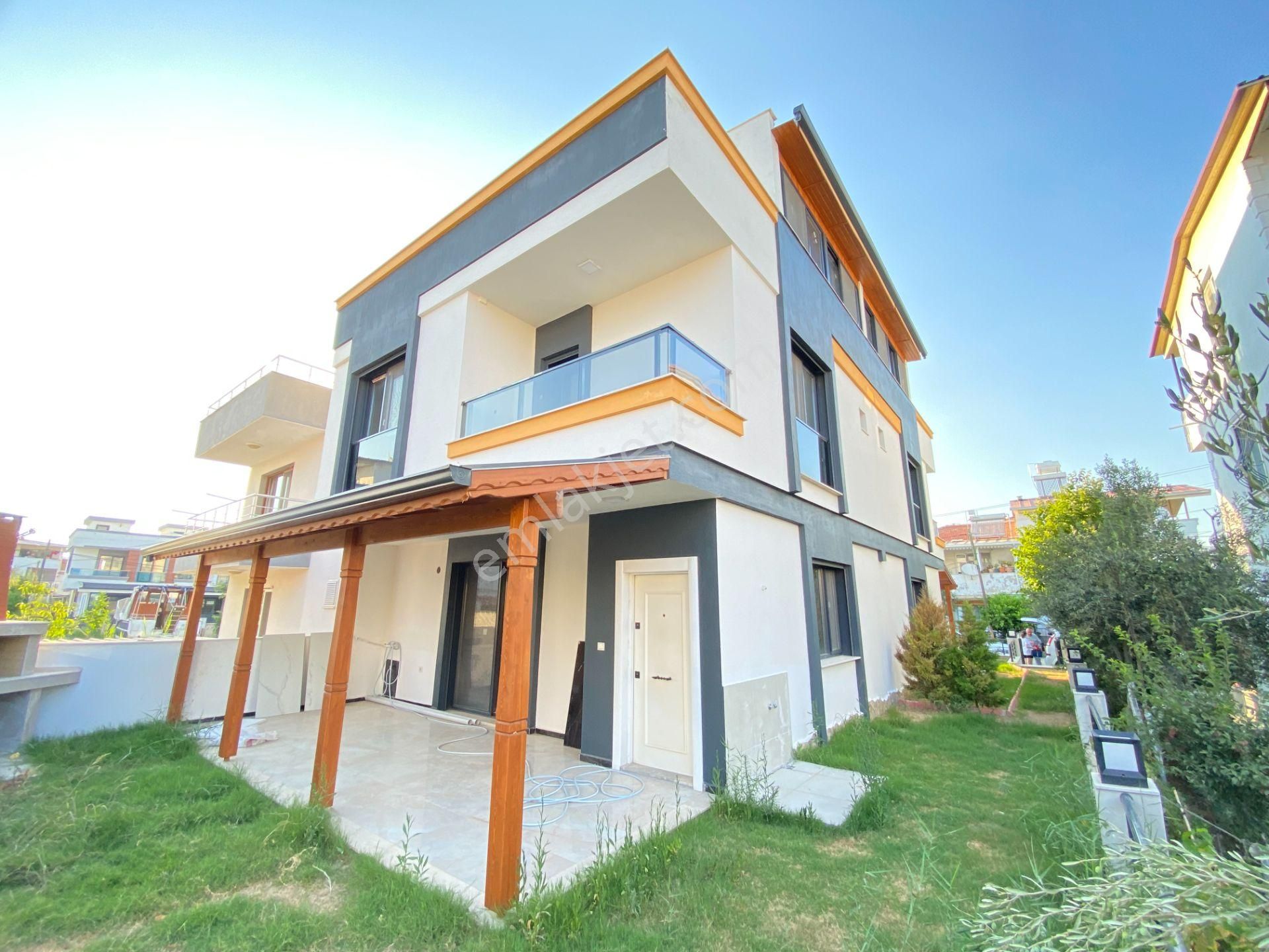 Seferihisar Cumhuriyet Satılık Villa  Doğanbeyde Deniz Yakın Bahçeli Satılık 3+1 Villa