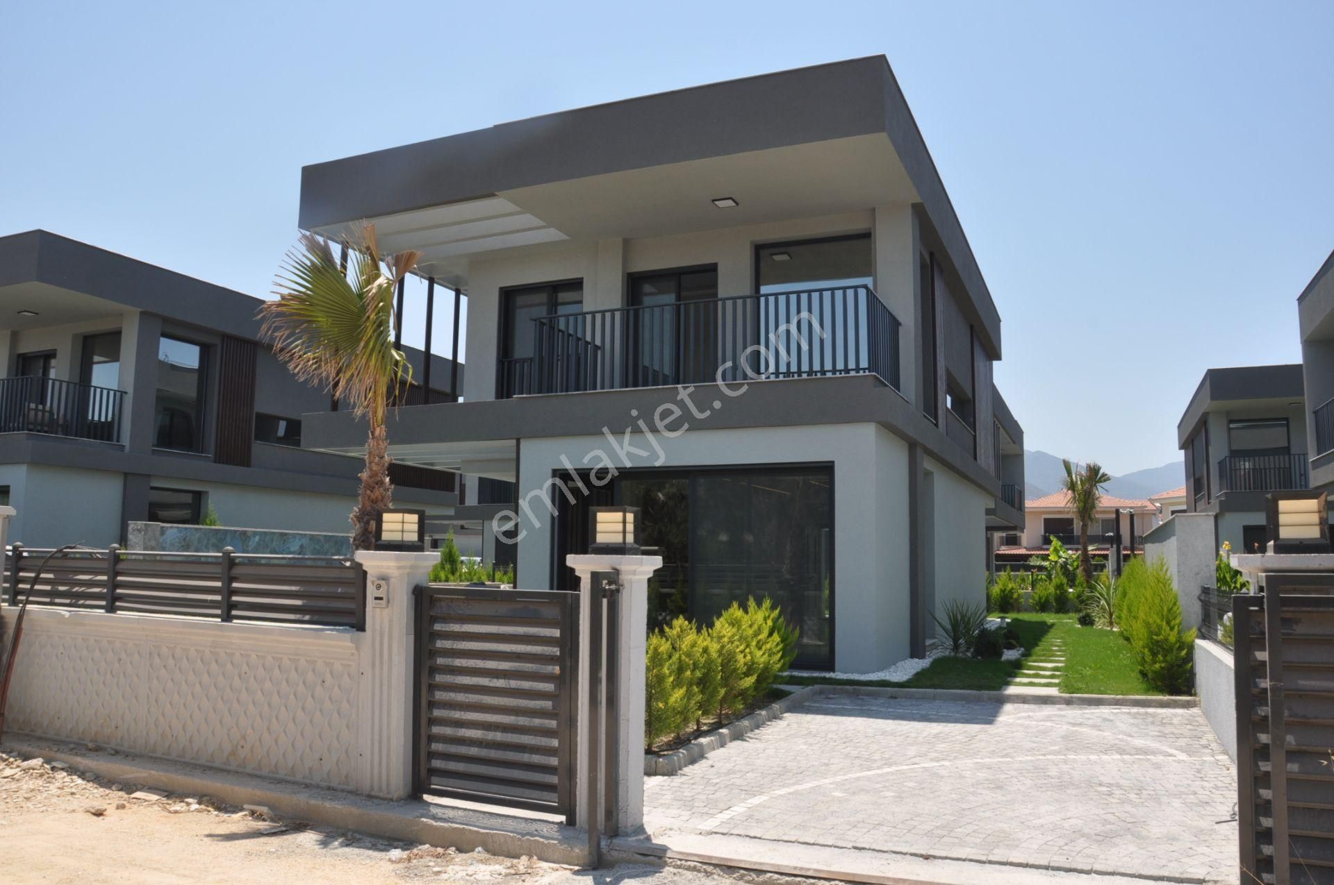 Kuşadası Davutlar Satılık Villa  DAVUTLAR SAHİLDE DENİZE 850MT MÜSTAKİL HAVUZLU 4+1 YENİ VİLLALAR