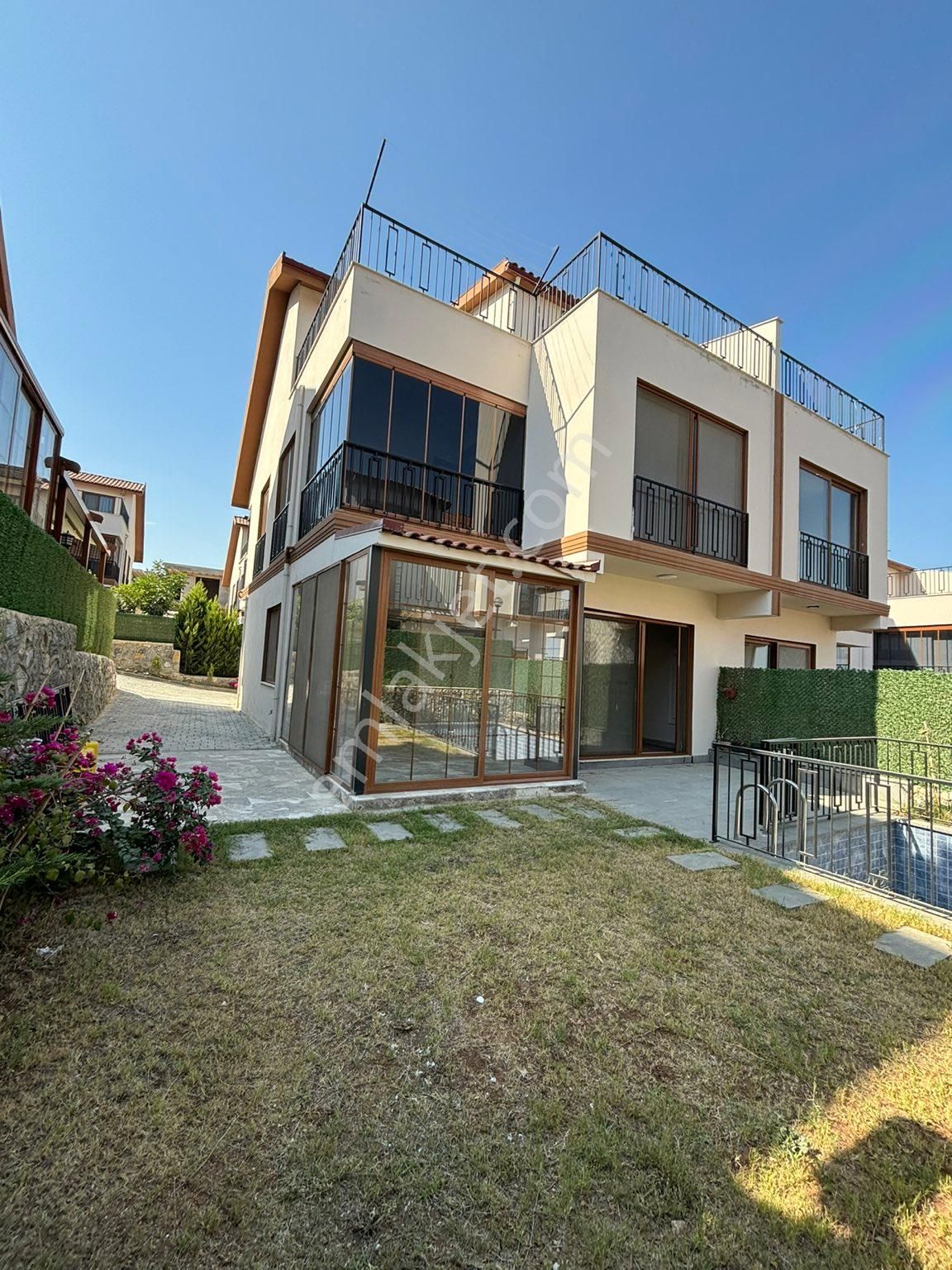 Çukurova Kabasakal Satılık Villa KABASAKAL DA SİTE İÇİNDE 5+1 OTURUMA HAZIR SATILIK VİLLA