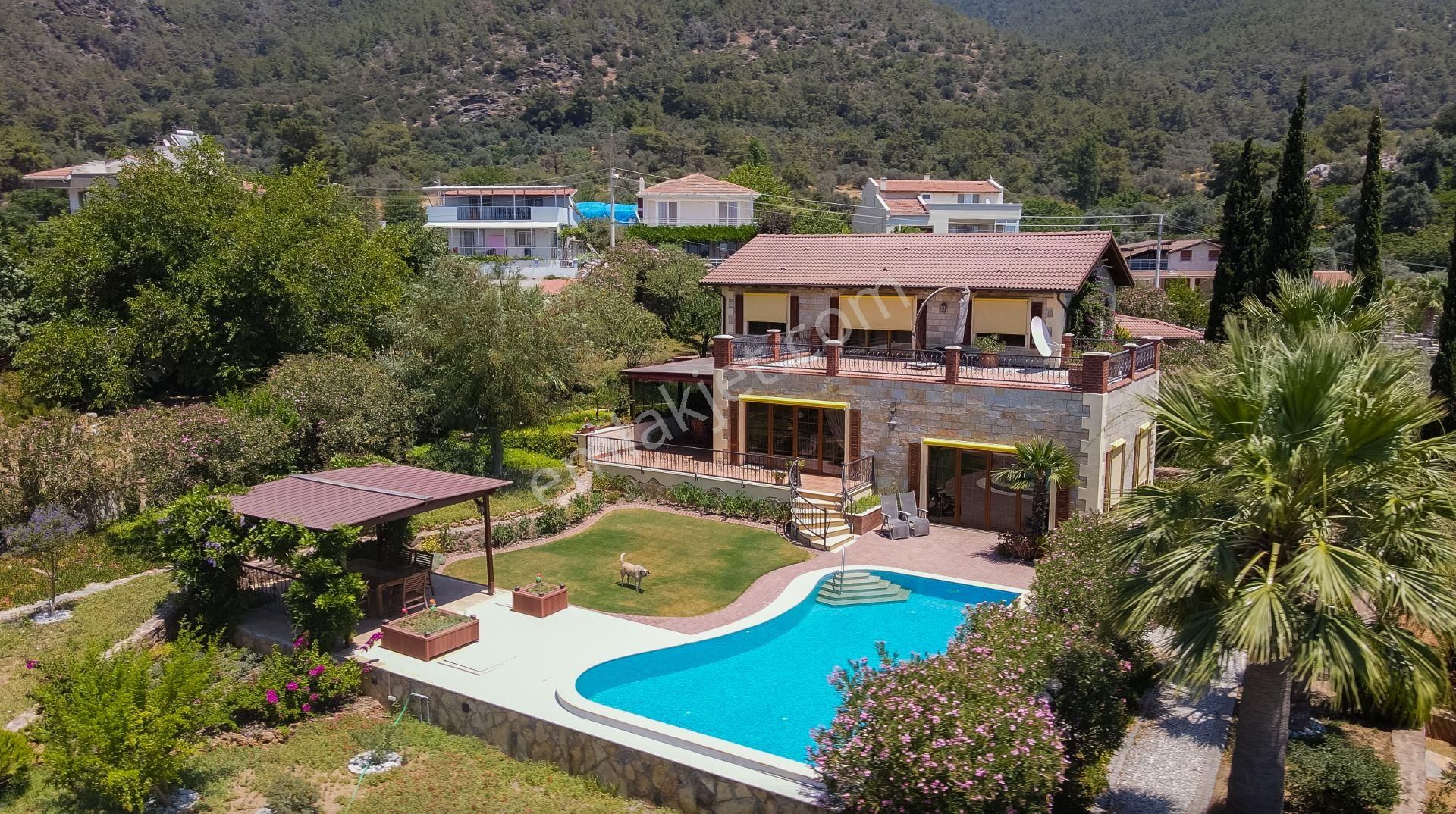 Menderes Orta Satılık Villa  İzmir Özdere'de Deniz Manzaralı ve 3200m2 Arsası olan Villa