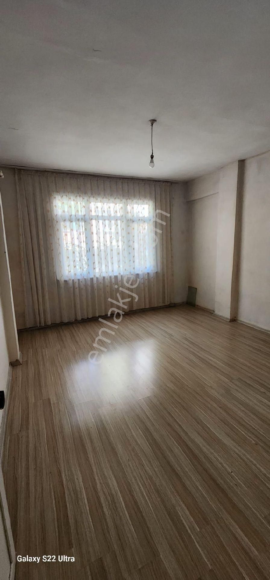 Küçükçekmece Atatürk Kiralık Daire Emir emlakdan 2+1 2.kat doğalgaz sobalı merkezi konumda bekar bayanlara ve yeni evlenen ailelere