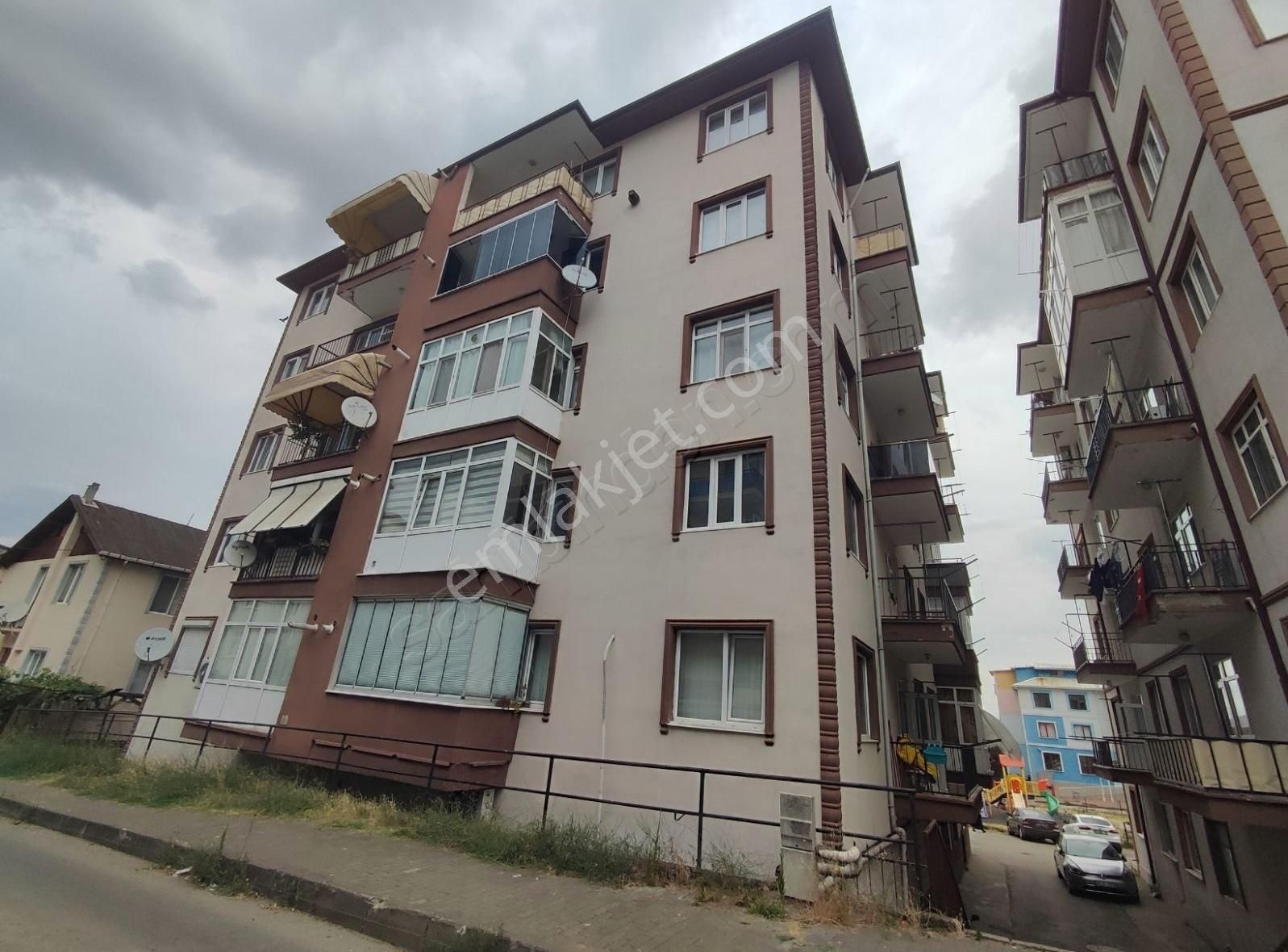 Gölcük Piyalepaşa Satılık Daire GÖLCÜK PİYALEPAŞA MAH. 2+1 GENİŞ BAKIMLI SATILIK DAİRE