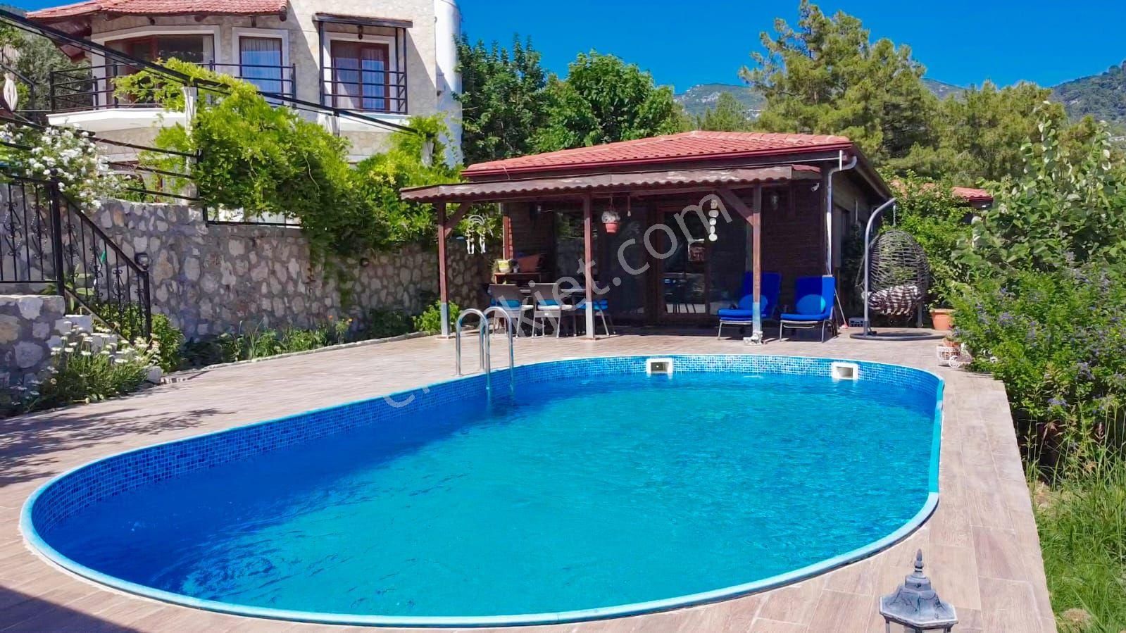 Kaş İslamlar Satılık Daire Kalkan'da tekkatlı 1042 m2 icinde taş&ahşap satılık 3+1 villa