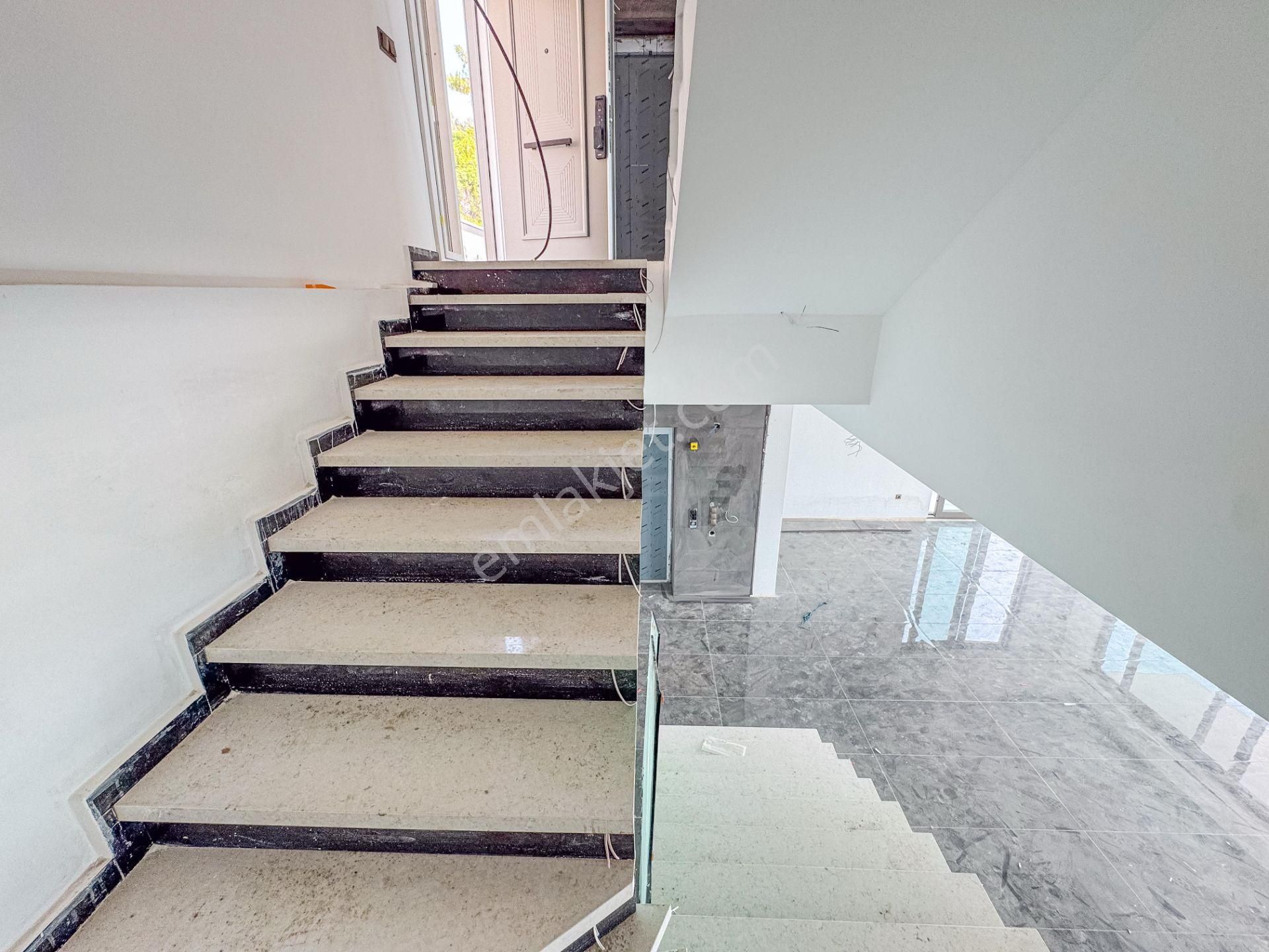 Alanya Tepe'de 4+1 400m² Muhteşem Manzaralı Ultra Lüks Villa!!! - Görsel 17