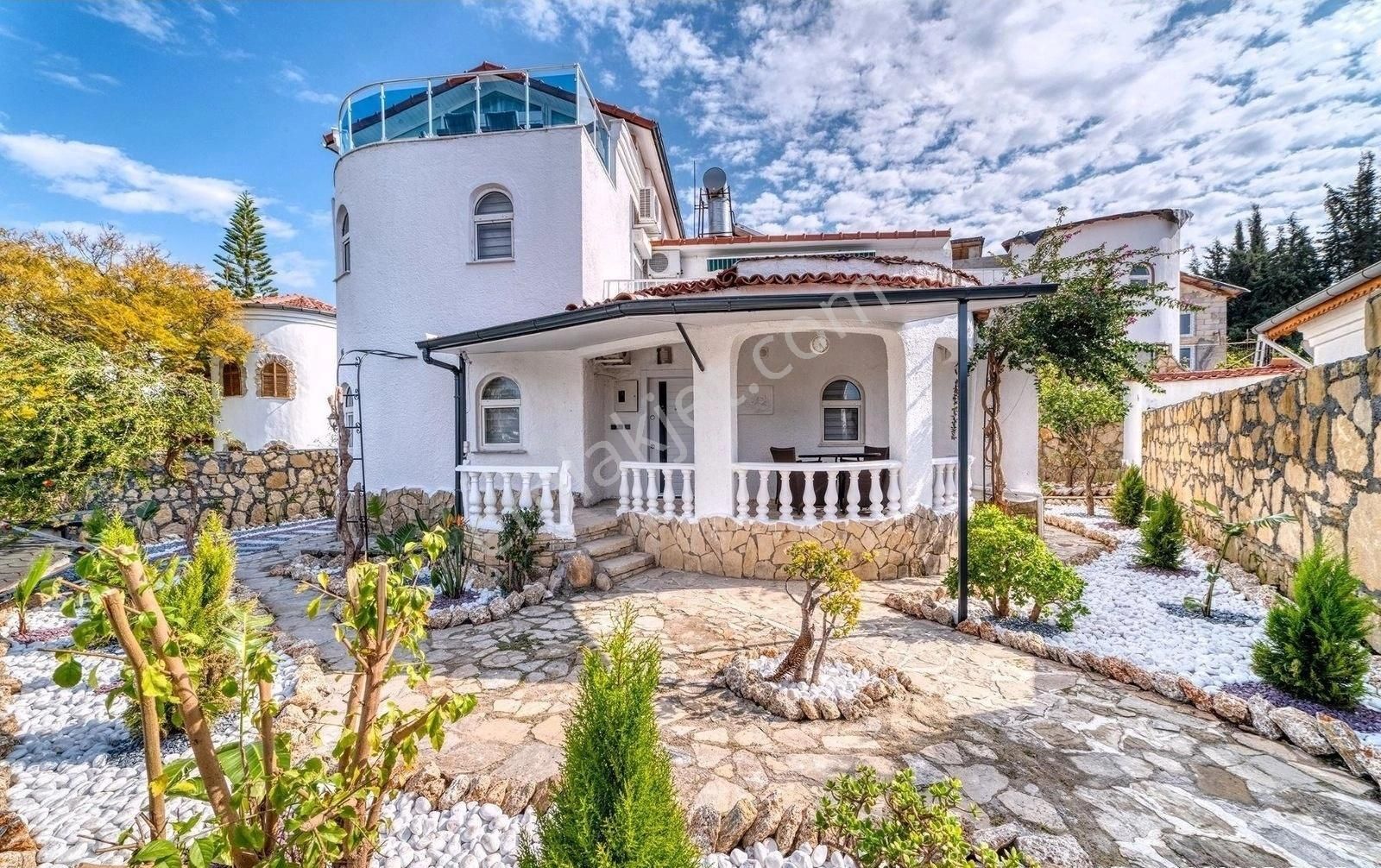 Alanya Türkler Satılık Villa ALANYA'DA DENİZE YAKIN 4+2 BAHÇELİ LÜKS MOBİLYALI MÜSTAKİL VİLLA