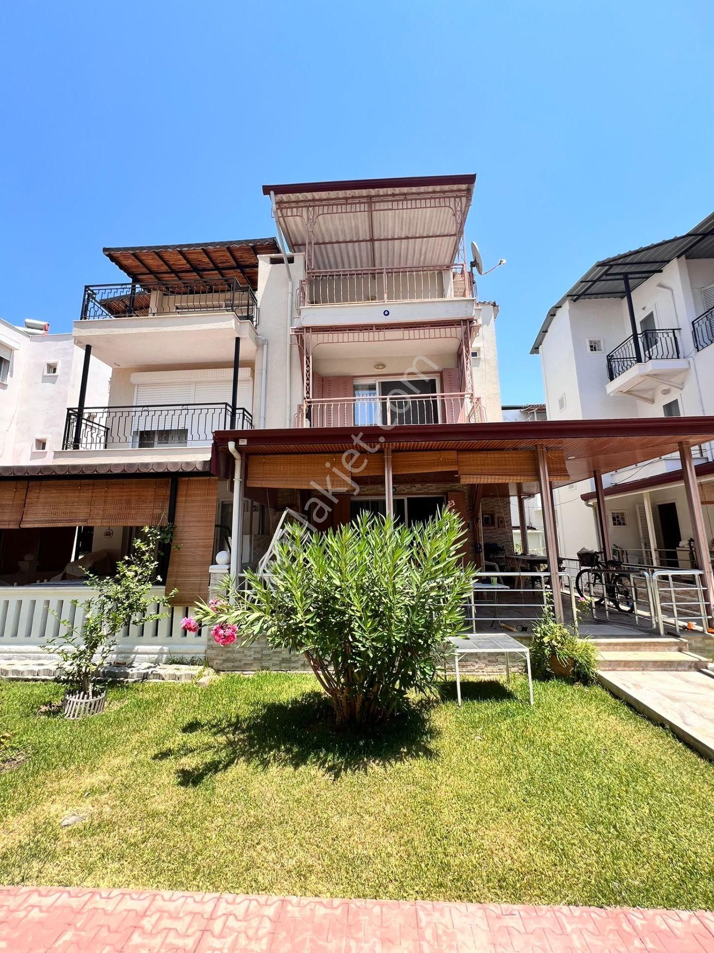 Kuşadası Güzelçamlı Satılık Villa Kuşadası Güzeelçamlı Çamlık Sahil Sitesinde Satılık 3+1 Tripleks Villa