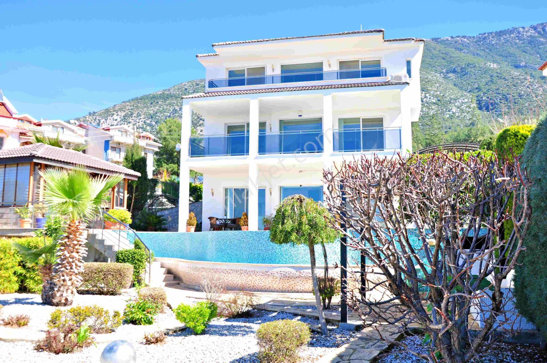 Fethiye Ölüdeniz Satılık Villa Ölüdeniz'de 753 M2 Arsa Paylı 4 Yatak Odalı Villa