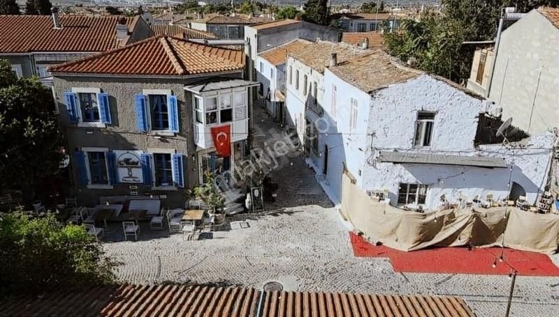 Çeşme Alaçatı Satılık Villa ALAÇATININ KALBINDE ÇARŞI İÇİ TİCARİ İŞLETMEYE UYGUN VİLLA