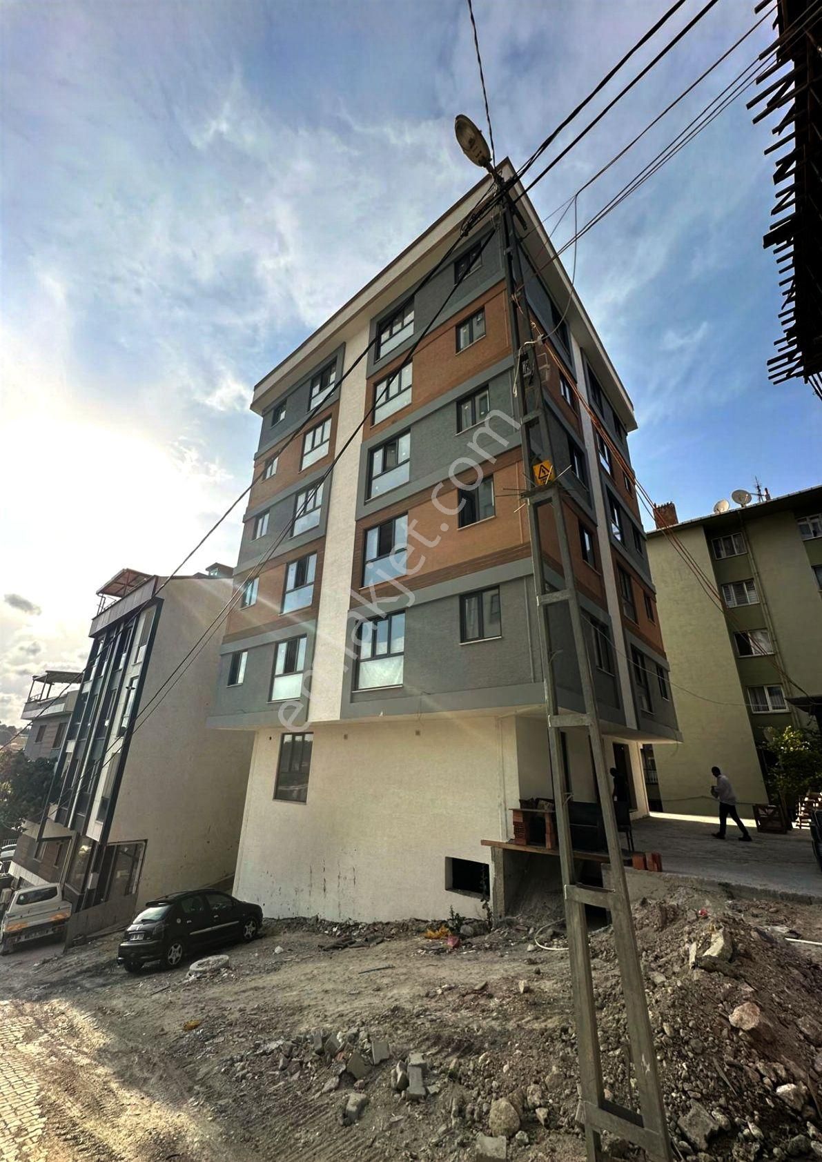 Küçükçekmece İstasyon Satılık Daire Halkalı İstasyon Caddesi'nde Otoparkı Olan Komple Satılık Bina