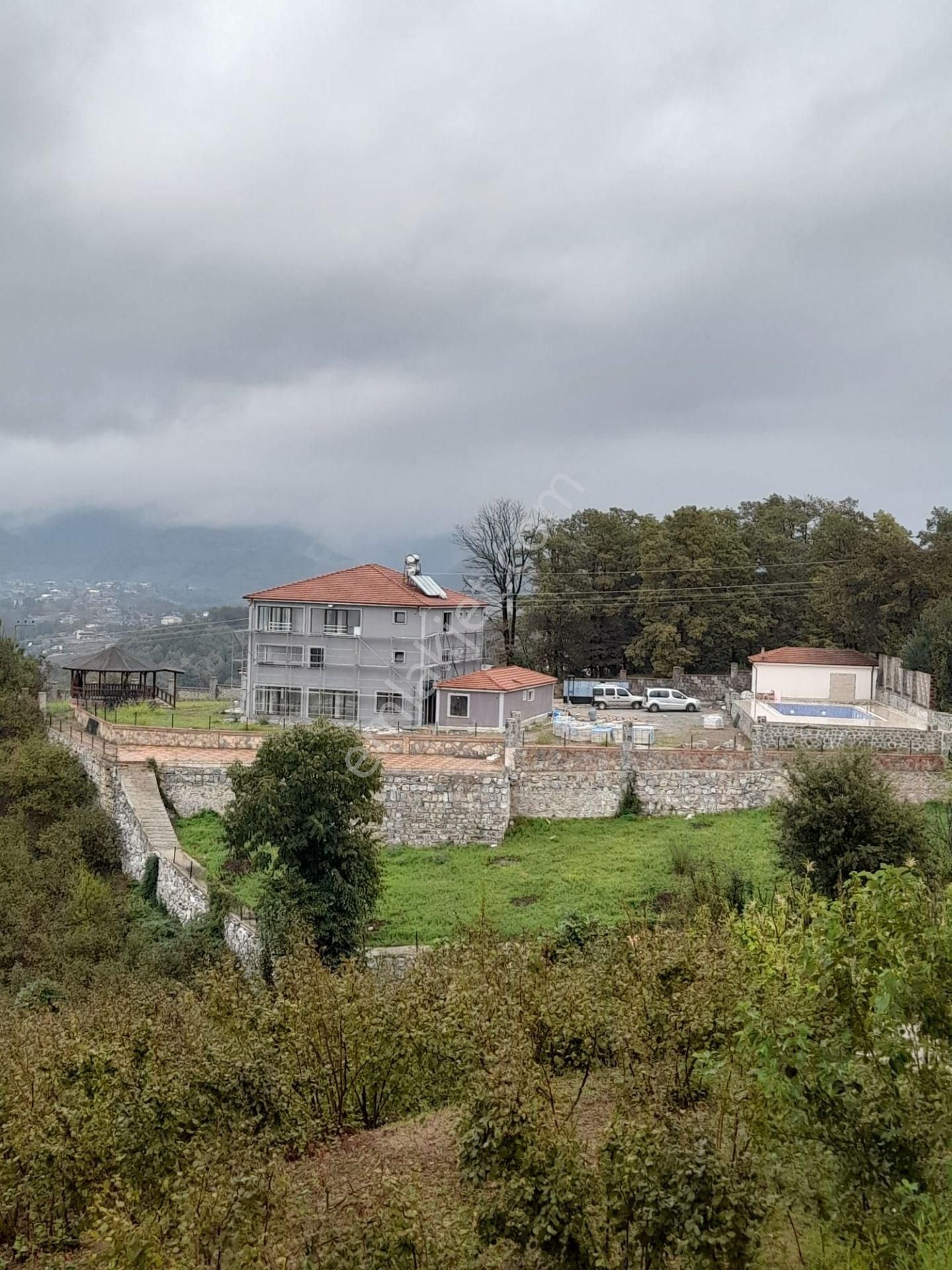 Akyazı Kuzuluk Topçusırtı Satılık Köşk Sakarya Akyazı'da Havuzlu ve Garajlı Triplex Lüks Villa