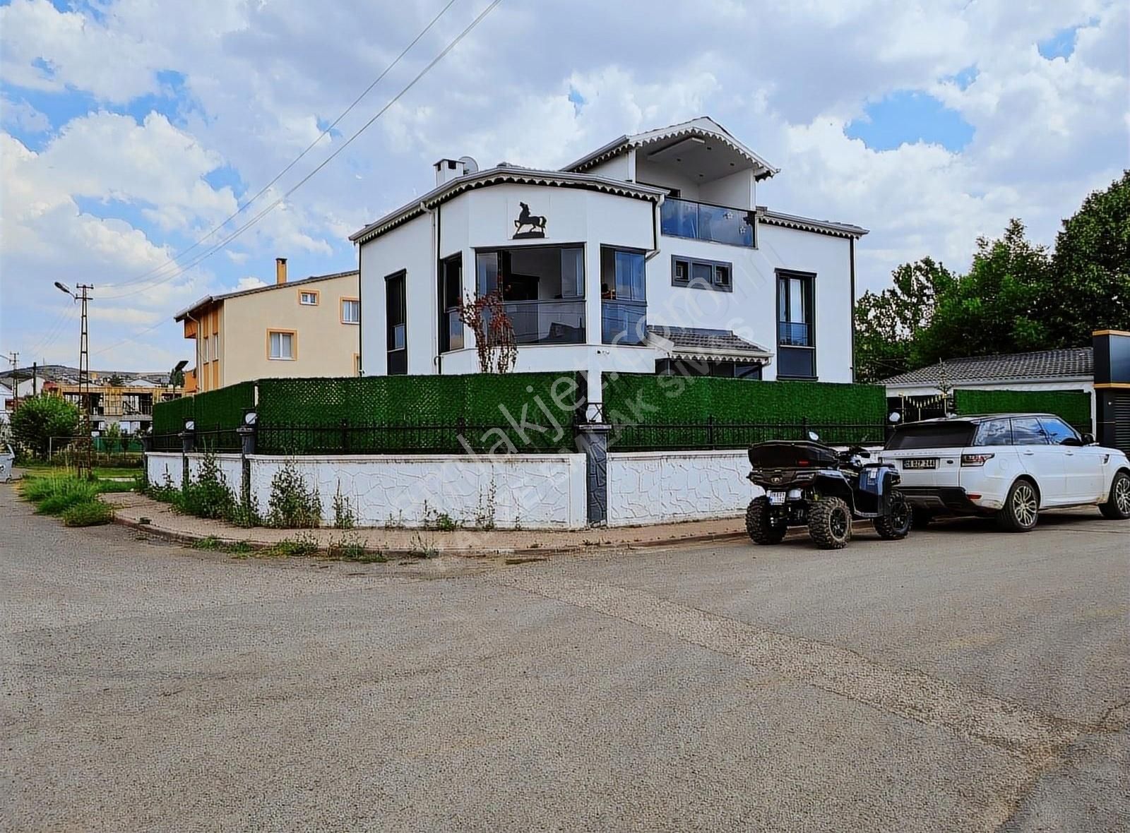 Kabze Emlaktan Sivas Karşıyaka Mh'de Köşe Başı Satılık Villa..!