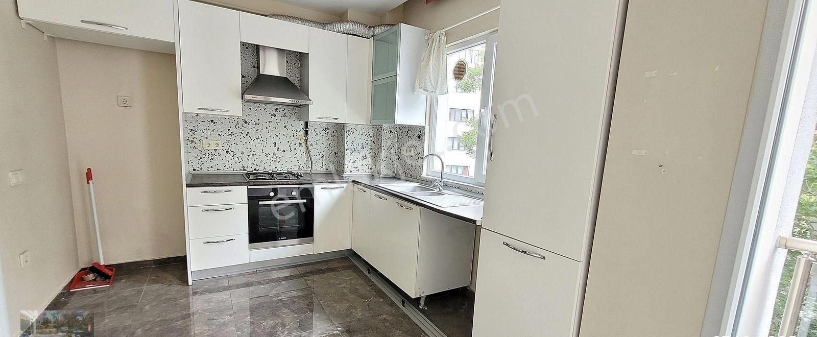 Kadıköy Kozyatağı Satılık Daire ŞENESENEVELER SATILIK 120 M2 NET AÇIK BALKON 2 BANYO 3.KAT 3+1 DAİRE