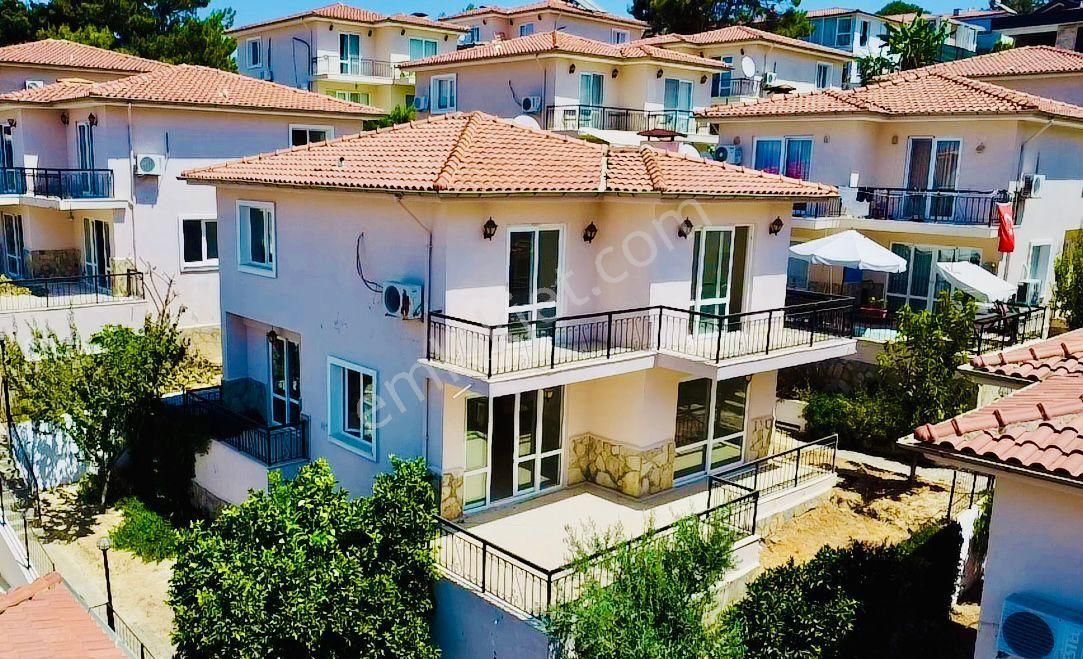 Kuşadası Soğucak Satılık Villa HAVUZLU SİTEDE GENİŞ FERAH VİLLA 