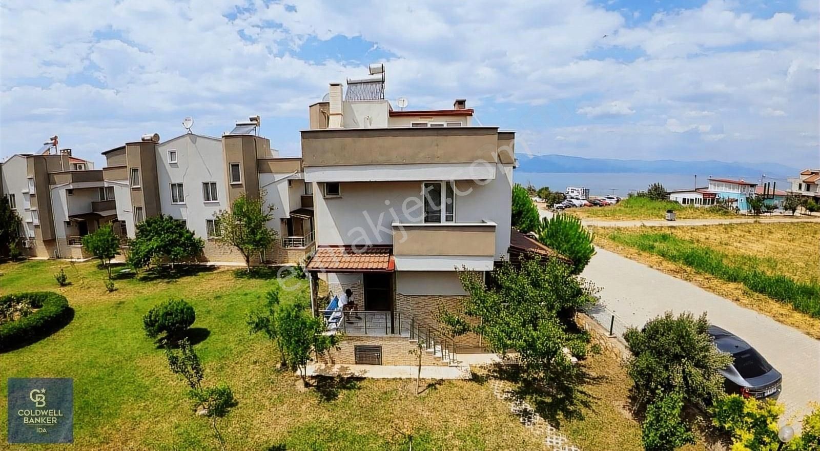 Burhaniye Pelitköy Satılık Villa Pelitköy'de Denize 70 Metre Mesafede 4+1 Tripleks Villa