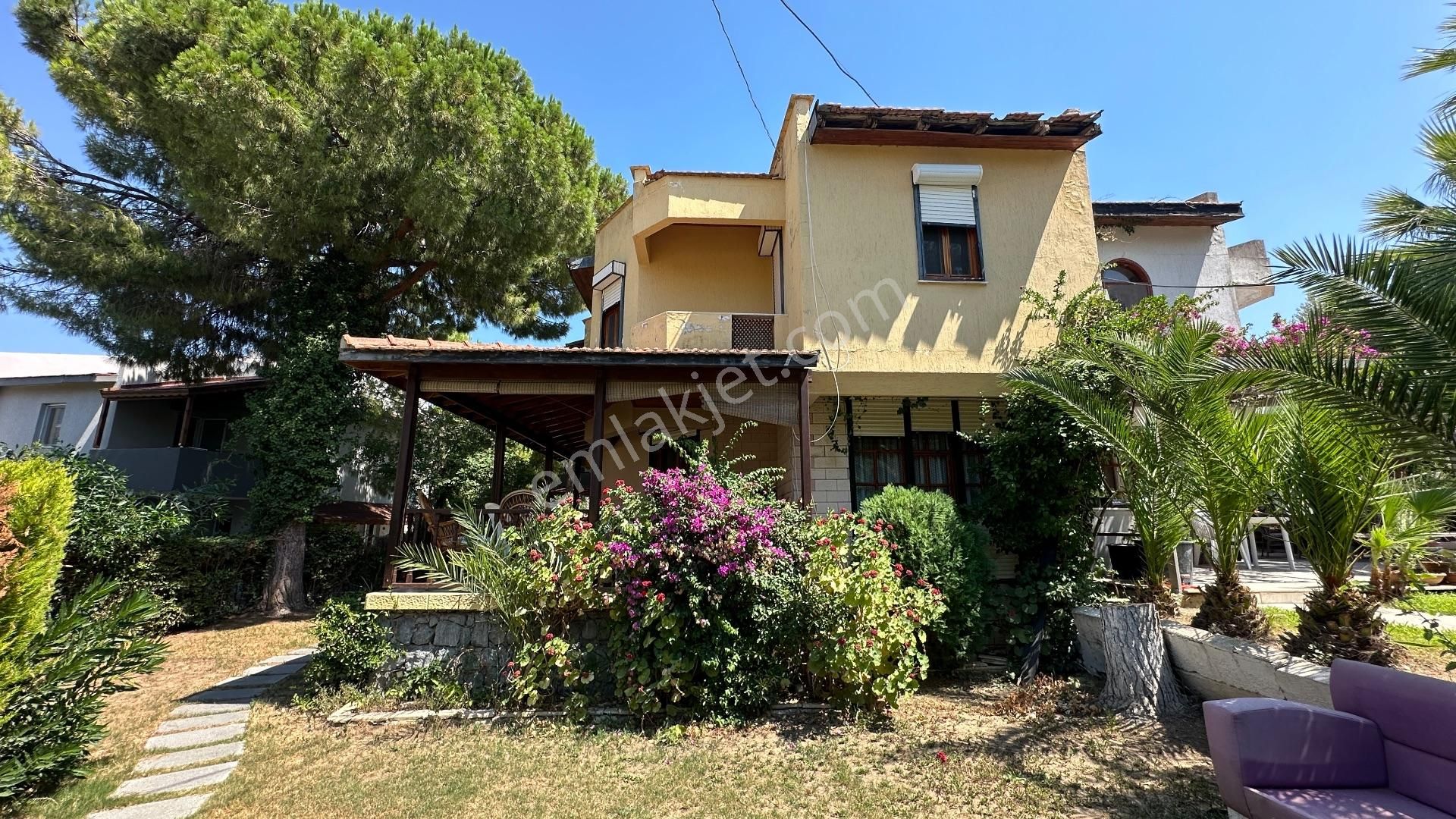 Çeşme Yalı Satılık Villa  Çeşme Yalı Mahallesi Havuzlu Site İçerisinde 3+1 Satılık Villa