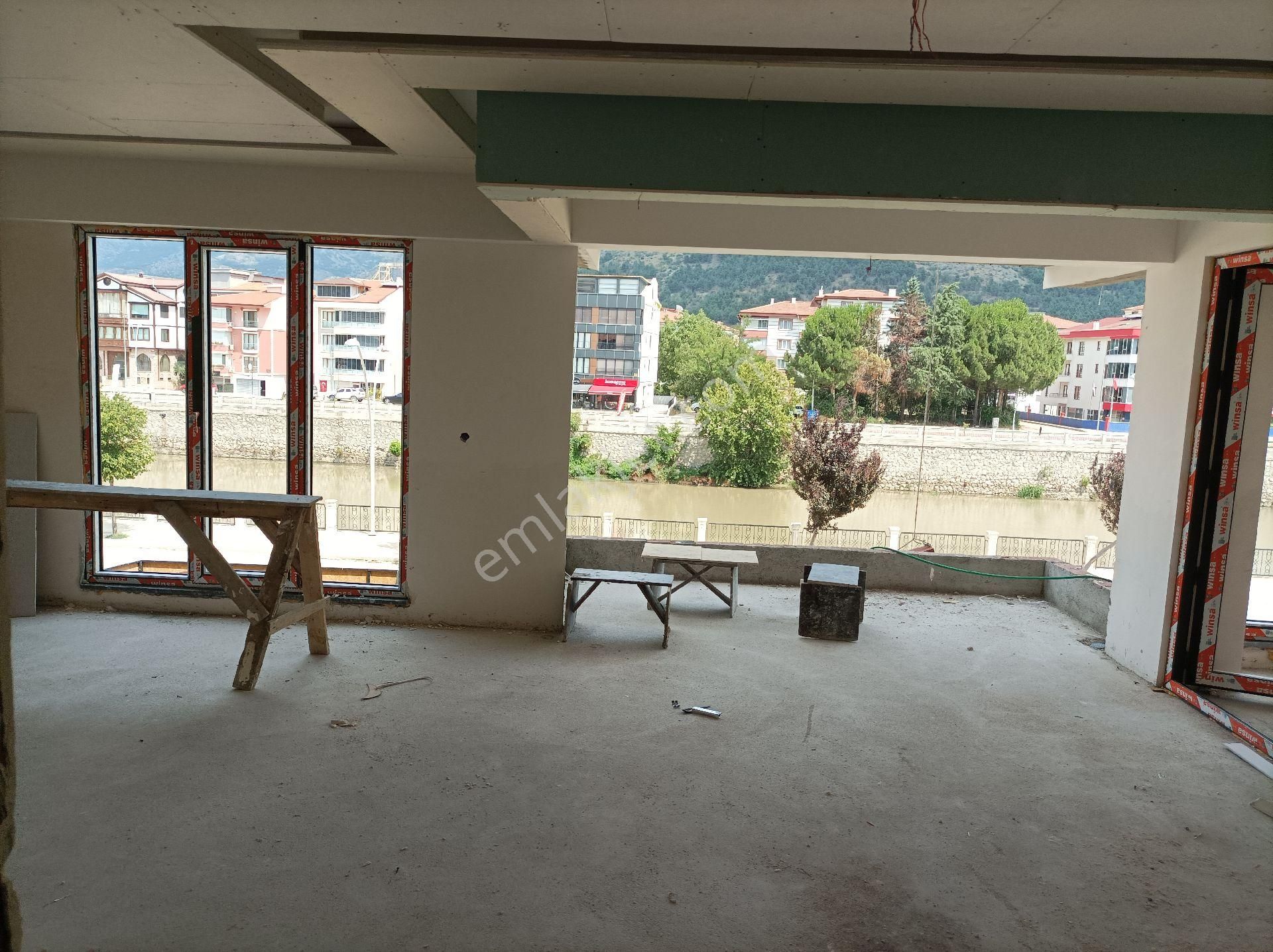 Amasya Merkez Akbilek Satılık Daire YARDIMCI EMLAKTAN AKBİLEKTE IRMAK KENARINDA A PLUS SATILIK 2+1 DAİRE 