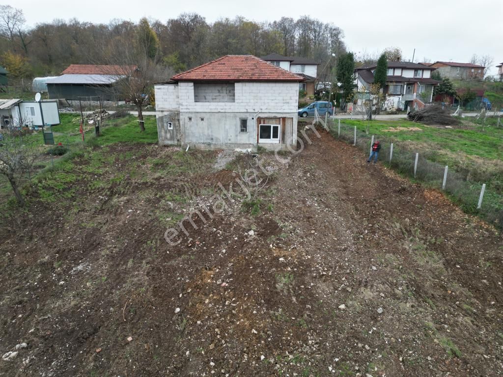 Söğütlü Karateke Satılık Konut İmarlı SÖĞÜTLÜ KARATEKE KÖYÜNDE RESMİ YOLU OLAN ARSA VE EV SATILIK