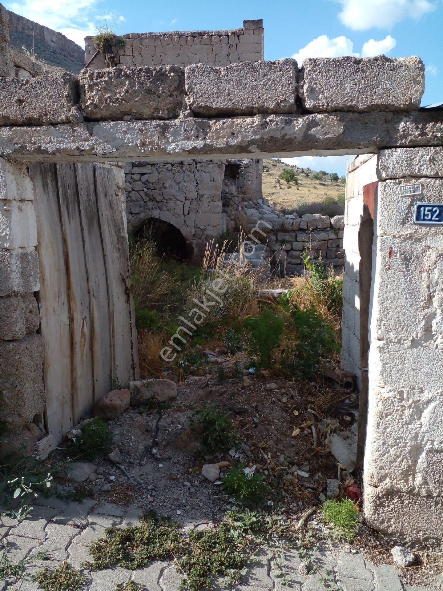 Ürgüp Karlık Köyü Satılık Daire Satılık Müstakil Yığma Köy Evi ve Müştemilat 