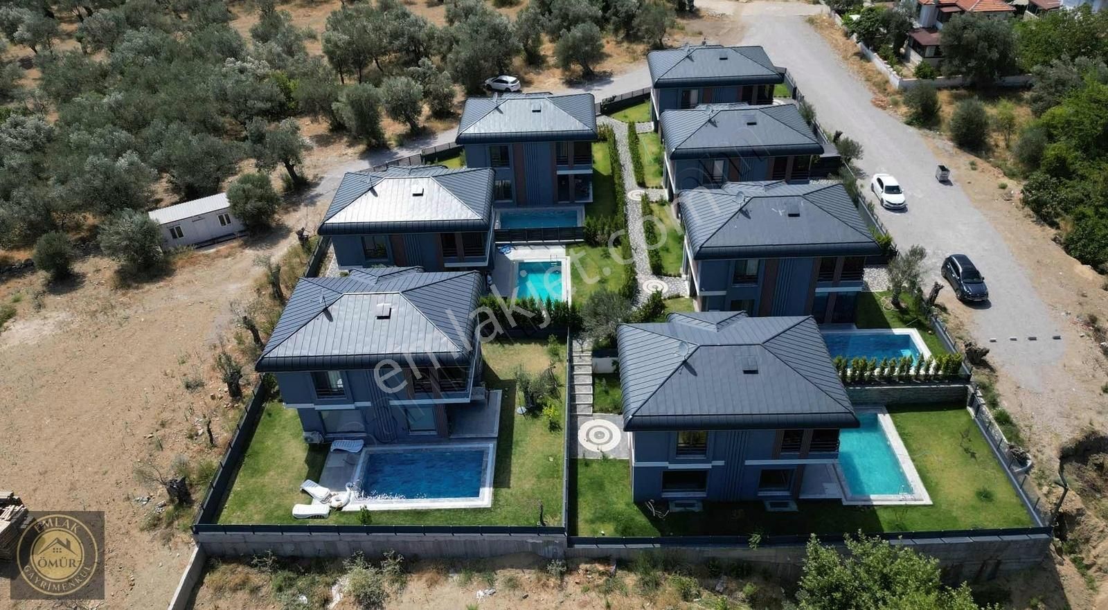 Edremit Güre Satılık Villa Güre Köy Yolunda 3+1 Müstakil Bahçe Ve Havuzlu A Kalite Villa