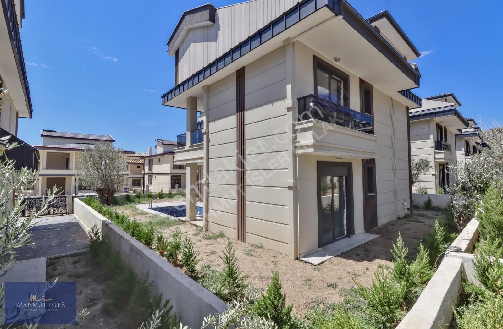 Mahmut İşler'den 350 M2 Arsa İçinde Havuzlu Müstakil 3+1 Villa - Görsel 10
