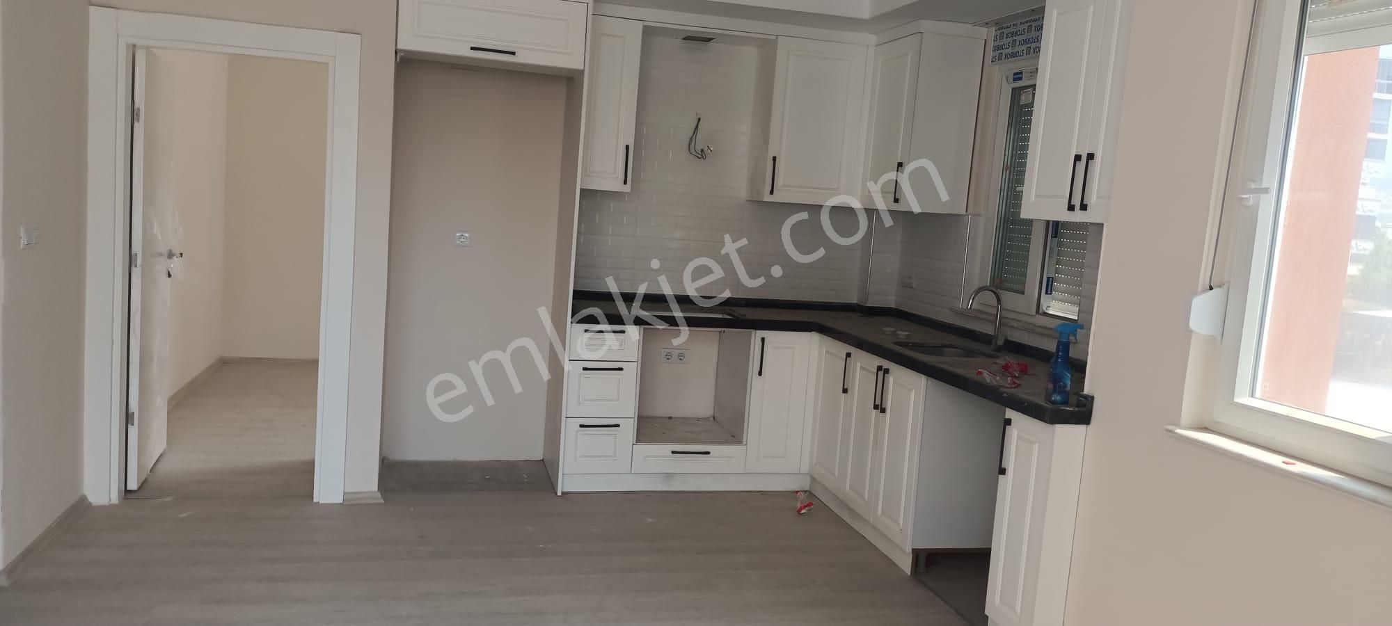 Antalya kumluca eski̇cami̇  mahallesi̇nde  ki̇ralik 2+1 sifir  dai̇re