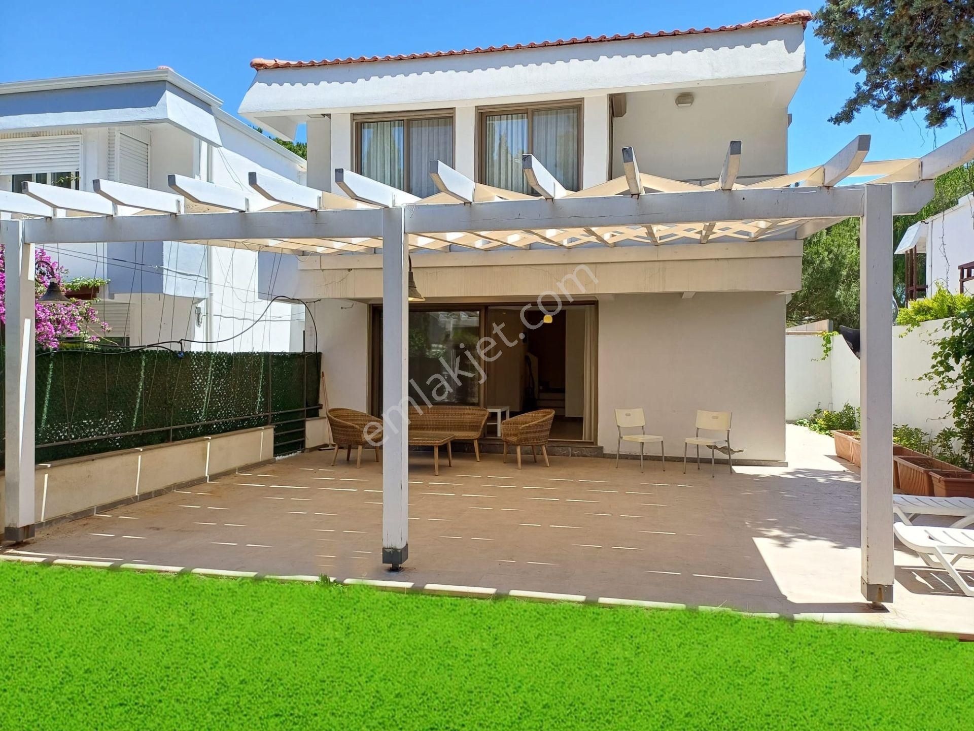 Ilıca Şantiye Büyük Plaja 200 M Müstakil Bahçeli Satılık Villa