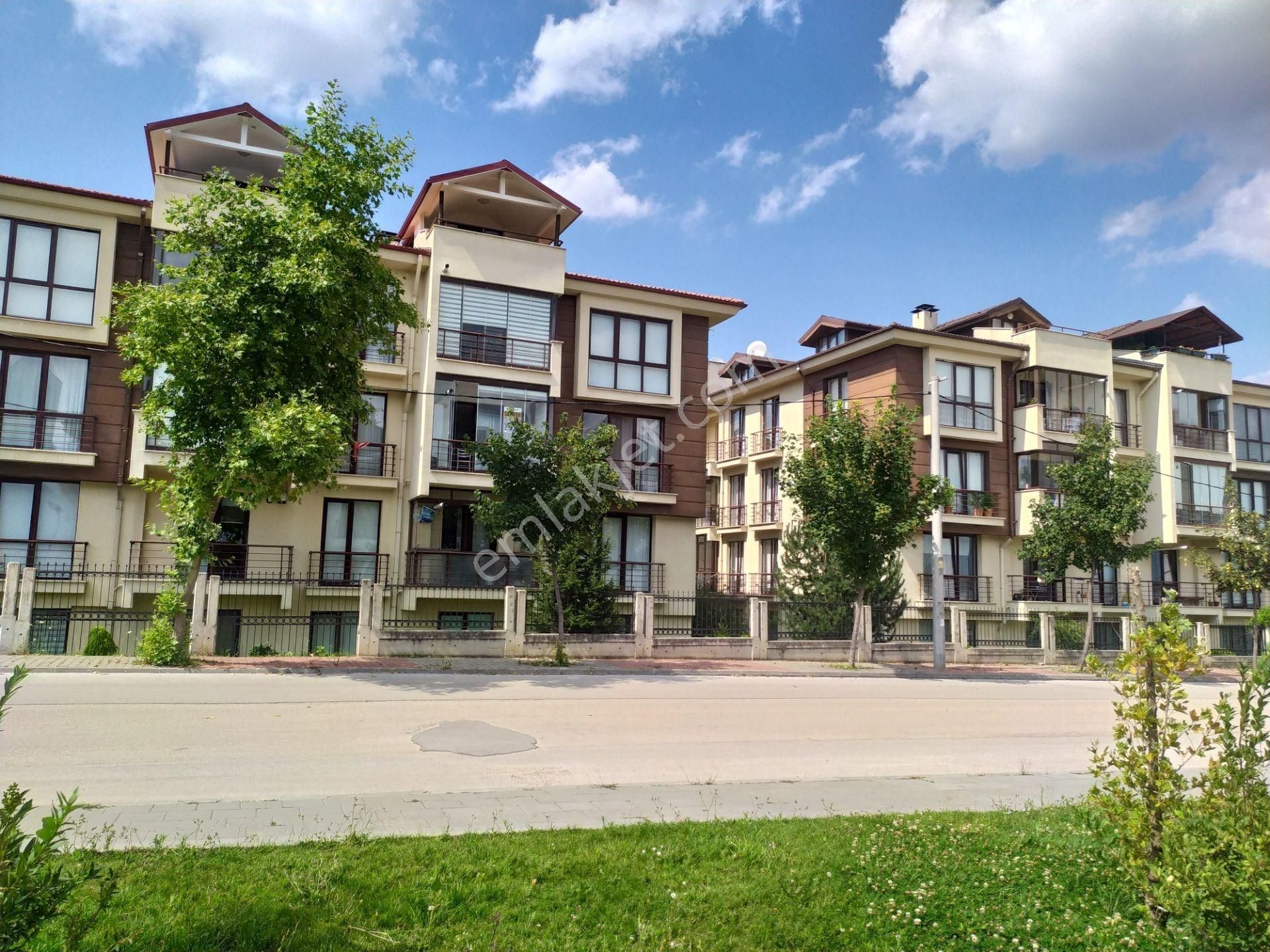 Bolu alpağut mahallesi̇ si̇te i̇çeri̇si̇nde kapali garajli ara kat satilik 3+1 dai̇re